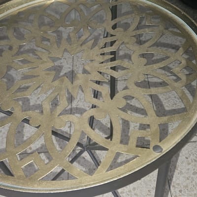 שולחן זכוכית עם עיטור מתכת מעוצב