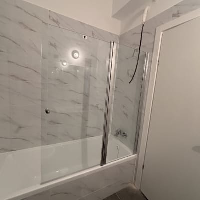 אמבטיה עם דלת זכוכית ומקלחת