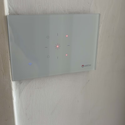 מתג חכם על קיר עם חיווי תאורה