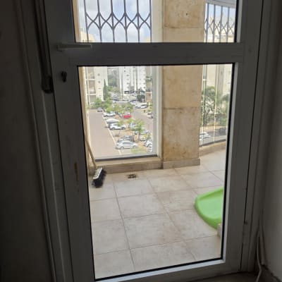 דלת זכוכית עם נוף למרפסת וחניה