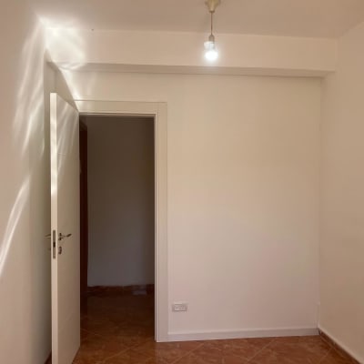 חדר ריק עם דלת פתוחה ותאורה על הקיר