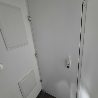 דלת עם מנעול לבן בחדר פנימי