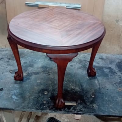 שולחן עגול מעץ על שולחן עבודה בסדנה