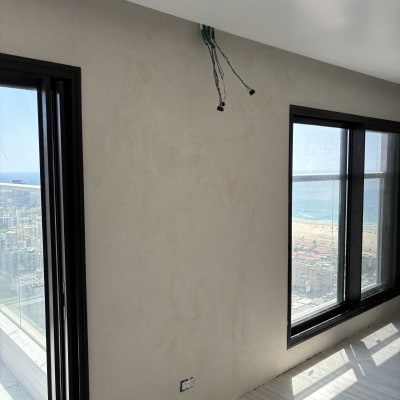 קיר עם חלונות גדולים ונוף לים, מתאים לצביעה