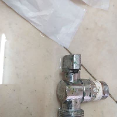 מחבר מתכת עם הברגות על רצפה