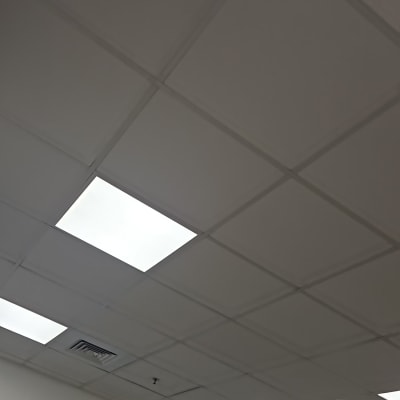 תקרת לוחות גבס עם תאורה פלורסנטית