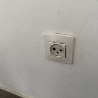 שקע חשמל בקיר לבן עם לכלוך קל
