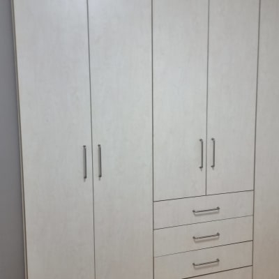ארון בגדים עם דלתות ומגירות בחדר