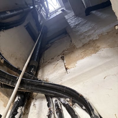 צינורות וחוטים בתוך פיר בניין