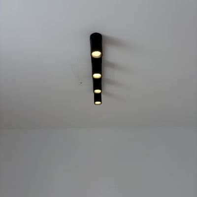 תאורת תקרה עם ארבעה פנסים חשמליים