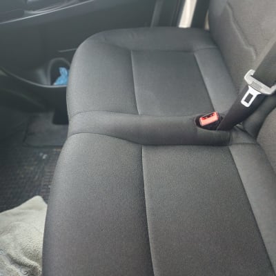 מושב רכב נקי עם מגבת על הרצפה