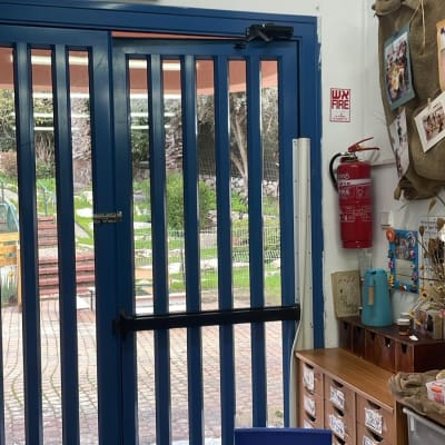 דלת יציאה כחולה עם שלט יציאה וחפצים מסביב