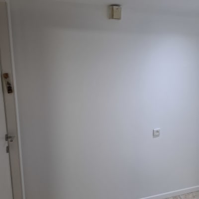 קיר גבס עם שקע חשמל ותקרה