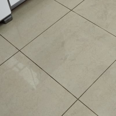 רצפה נקייה עם אריחים בהירים במטבח