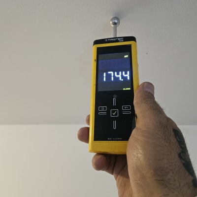 מד לחות צהוב עם תצוגה דיגיטלית על קיר