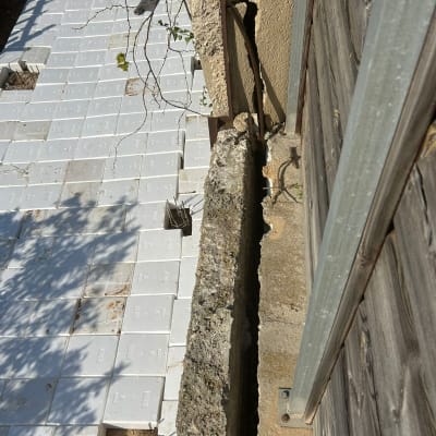 בלוקים לבנים מונחים על הקרקע באתר בנייה