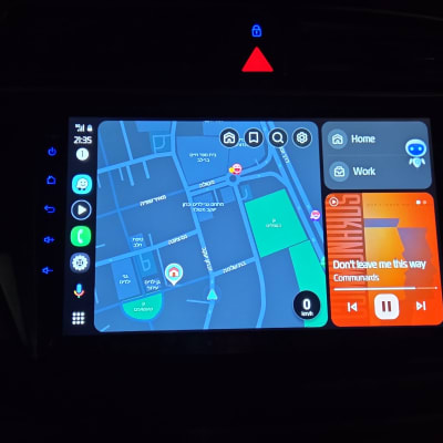 מסך מערכת ניווט ברכב עם מפה ומוזיקה