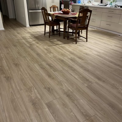 רצפת פרקט עץ בהירה במטבח ביתי