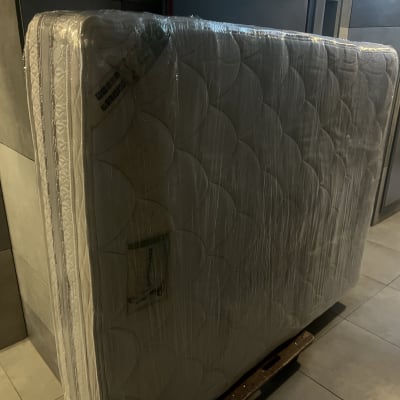 מזרן עטוף בניילון על משטח עץ