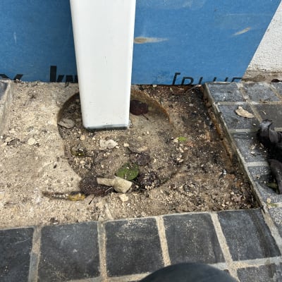 עבודת ריצוף עם אריחים וכלי עבודה