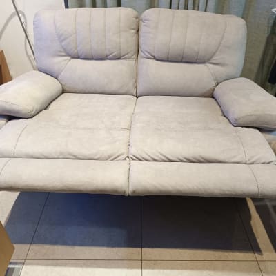 ספה אפורה עם משענות ידיים בחדר מגורים