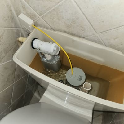 מיכל הדחה פתוח עם חלקים פנימיים נראים