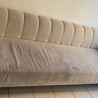 ספה עם כתמים על הריפוד