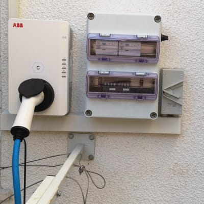 עמדת טעינה לרכב חשמלי עם לוח חשמל