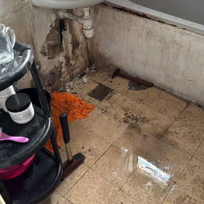 כיור עם נזילה, כלים לתיקון, רצפה רטובה