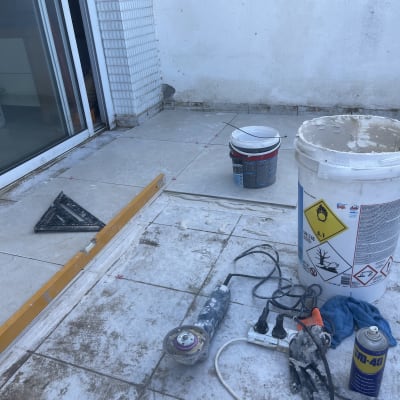 כלי עבודה ושיפוץ על רצפת מרפסת עם אריחים