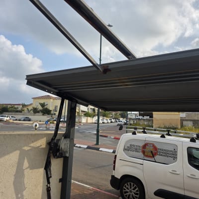 שער חשמלי עם רכב עבודה בתחום השערים החשמליים