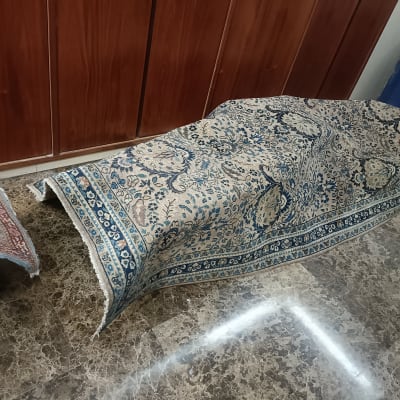 שטיחים מונחים על רצפת שיש