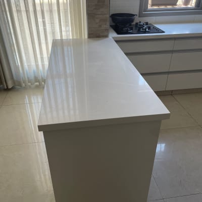 משטח שיש לבן במטבח מודרני עם כיריים