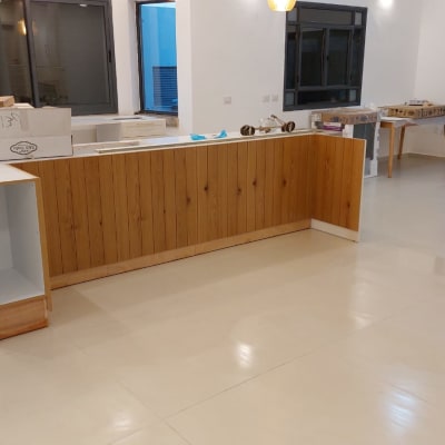 רצפה נקייה במטבח עם ארגזים על השיש