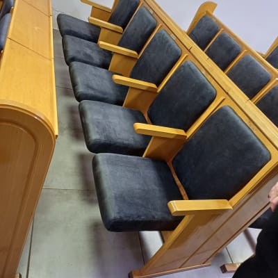 כיסאות עץ עם ריפוד כהה בשורה