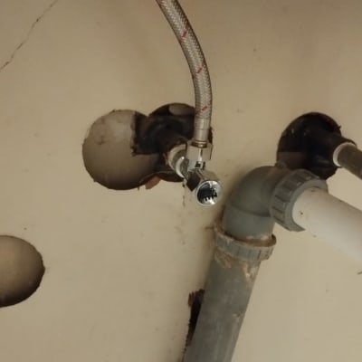 צינורות וחיבורים מתחת לכיור