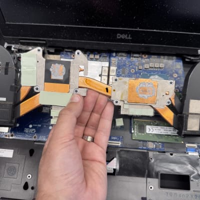 מערכת קירור מחשב נייד עם מאווררים וצינורות חום