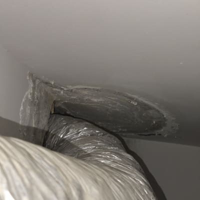 צינור אוורור מותקן בתקרה עם תיקון טיח