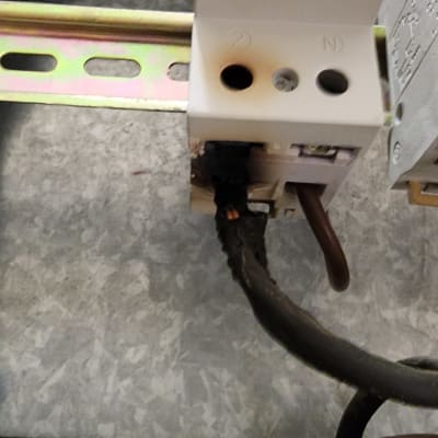 חוטים שרופים מחוברים למפסק חשמלי