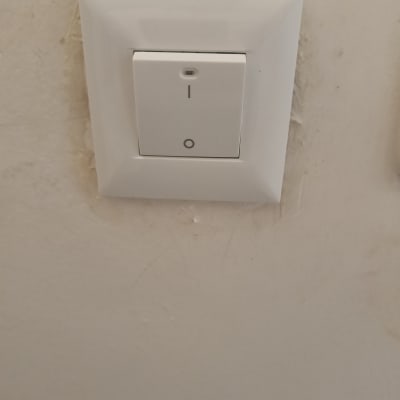 מתג חשמלי על קיר לבן