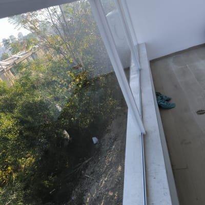 מעקה אלומיניום עם זכוכית במרפסת