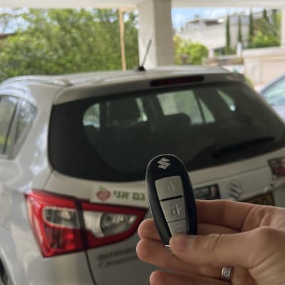 מפתח רכב מול רכב חונה בחניה