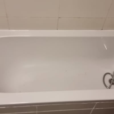 אמבטיה עם ברז ומקלחת יד