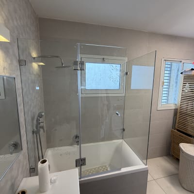 התקנת אמבטיון זכוכית שקופה עם צירי נירוסטה על אמבטיה