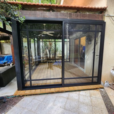 דלתות אלומיניום שחורות עם זכוכית שקופה