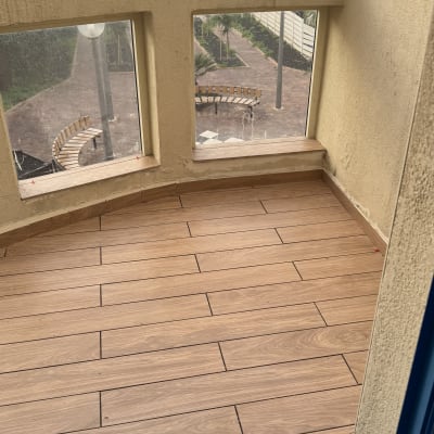 ריצוף חדש במרפסת עם תעלת ניקוז