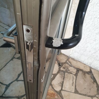 דלת מתכת פתוחה עם ידית שחורה