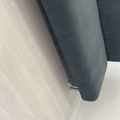 רצפת פרקט עץ בהירה ליד ספה אפורה