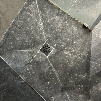 רצפת אריחים עם ניקוז במקלחת