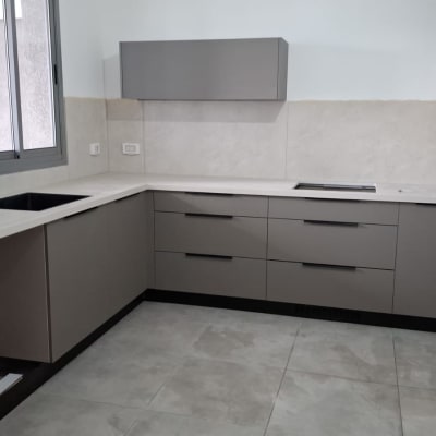 מטבח חדש עם ארונות אפורים ומשטח עבודה בהיר